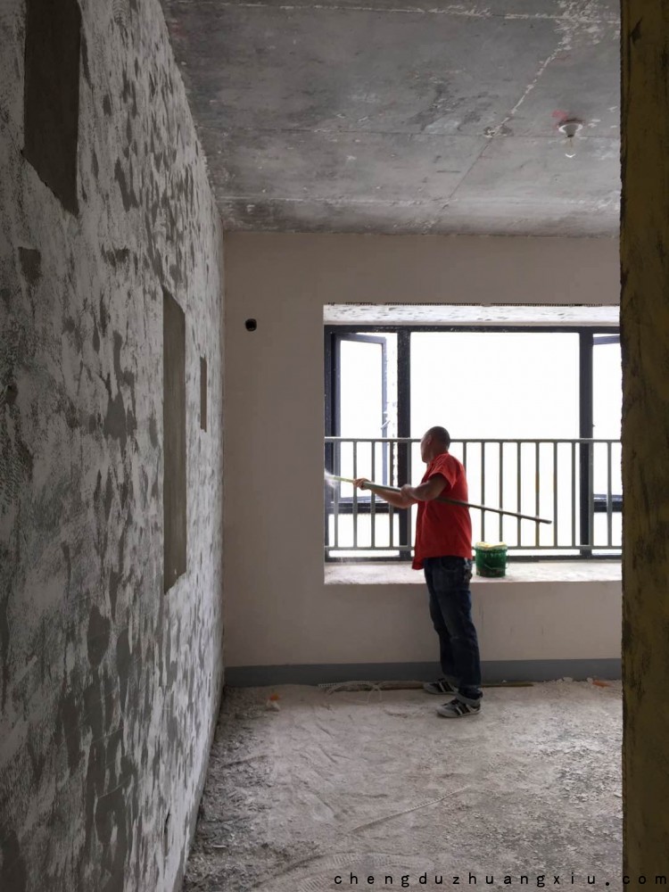 都城乐颂居装修进场:铲墙施工中 都城乐颂居装修进场:铲墙施工中